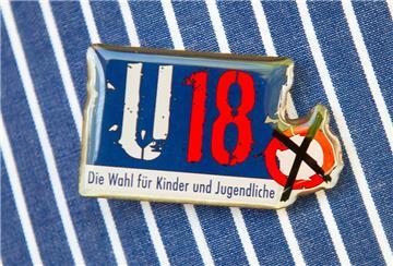 Ein Schüler der Gustave Eiffel Schule in Berlin trägt am 16.05.2014 beim Bildungsprojekt «U-18-Europawahl» einen Anstec