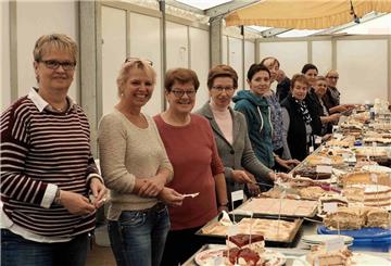 Die wahrscheinlich längste Kuchentafel im Cuxland.