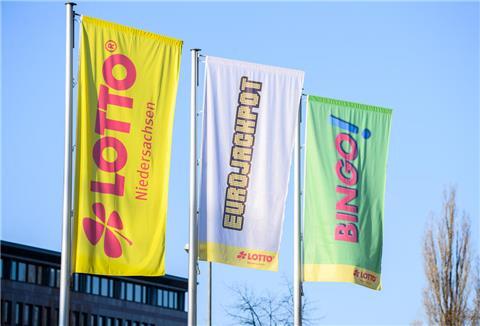 Fahnen von Lotto, Eurojackpot und Bingo wehen an der Zentrale von Lotto Niedersachsen.