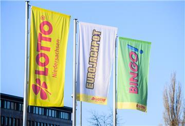 Fahnen von Lotto, Eurojackpot und Bingo wehen an der Zentrale von Lotto Niedersachsen.