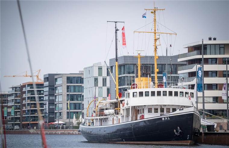 Bremerhaven: Dampf-Eisbrecher "Wal" sucht dringend Helfer Die "Wal" an ihrem Liegeplatz im Neuen Hafen. Zurzeit wird der Dampfeisbrecher in Bremerhaven winterfest gemacht.