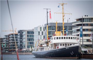 Die "Wal" an ihrem Liegeplatz im Neuen Hafen. Zurzeit wird der Dampfeisbrecher in Bremerhaven winterfest gemacht.