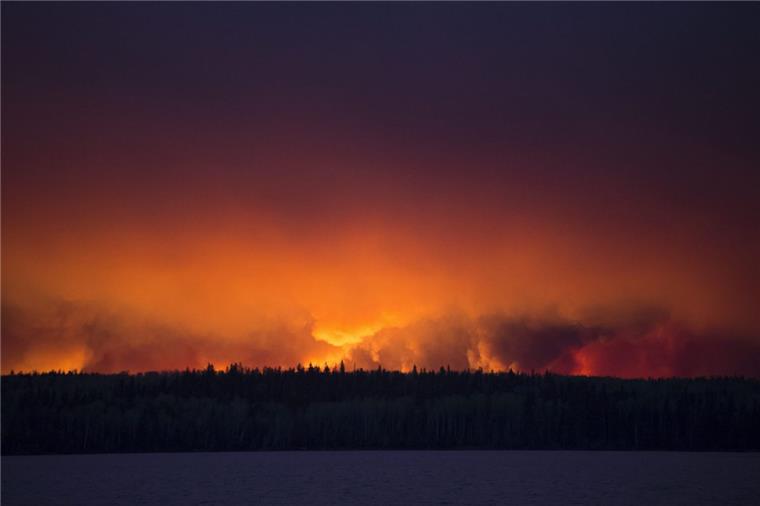 Flammenmeer in Kanada ist so groß wie Berlin Die Waldbrände in der kanadischen Provinz Alberta breiten sich immer weiter aus. Tote oder Verletzte gibt es bislang nicht, doch Zehntausende Menschen müssen aus ihren Häusern fliehen.