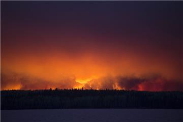 Die Waldbrände in der kanadischen Provinz Alberta breiten sich immer weiter aus. Tote oder Verletzte gibt es bislang nicht, doch Zehntausende Menschen müssen aus ihren Häusern fliehen. 