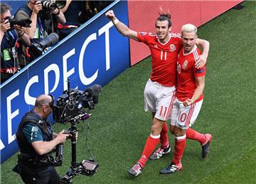 Die Waliser Gareth Bale (links) und Aaron Ramsey feiern den Sieg ihrer Mannschaft gegen Nordirland.