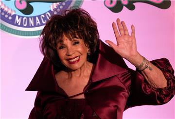 Die walisische Sängerin Shirley Bassey  wird für ihre Verdienste um die Musik zum Companion of Honour ernannt.