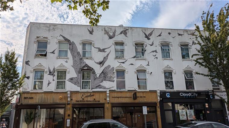 Die Wand eines Gebäude in Leytonstone, dem Geburtsort von Regisseur Alfred Hitchcock, ist in Anspielung auf seinen Thriller „Die Vögel“ mit den Tieren verziert.