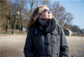 Die warmen Temperaturen locken nach draußen. Doch die Corona-Regeln sollte man nicht missachten.