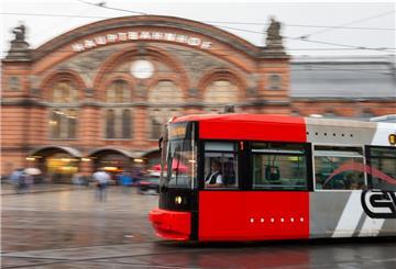 Die Warnhinweise sollen an Stellen getestet werden, wo viele Menschen sie sehen: auf den digitalen Werbeflächen an Straßenbahnhaltestellen.