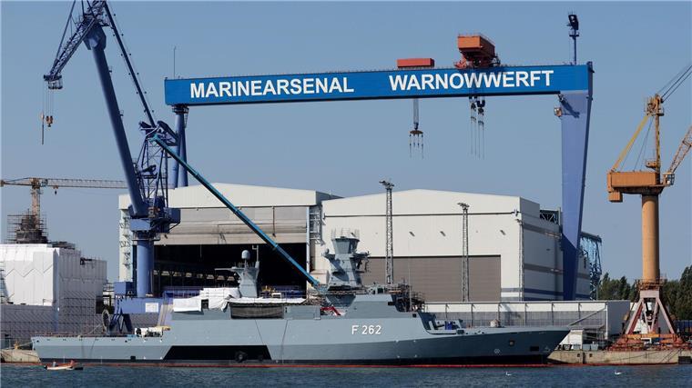 Die Warnowwerft in Rostock-Warnemünde ist seit 2022 einer von drei Standorten des Marinearsenals - dort werden Kriegsschiffe gewartet, repariert und gebaut. (Archivbild)