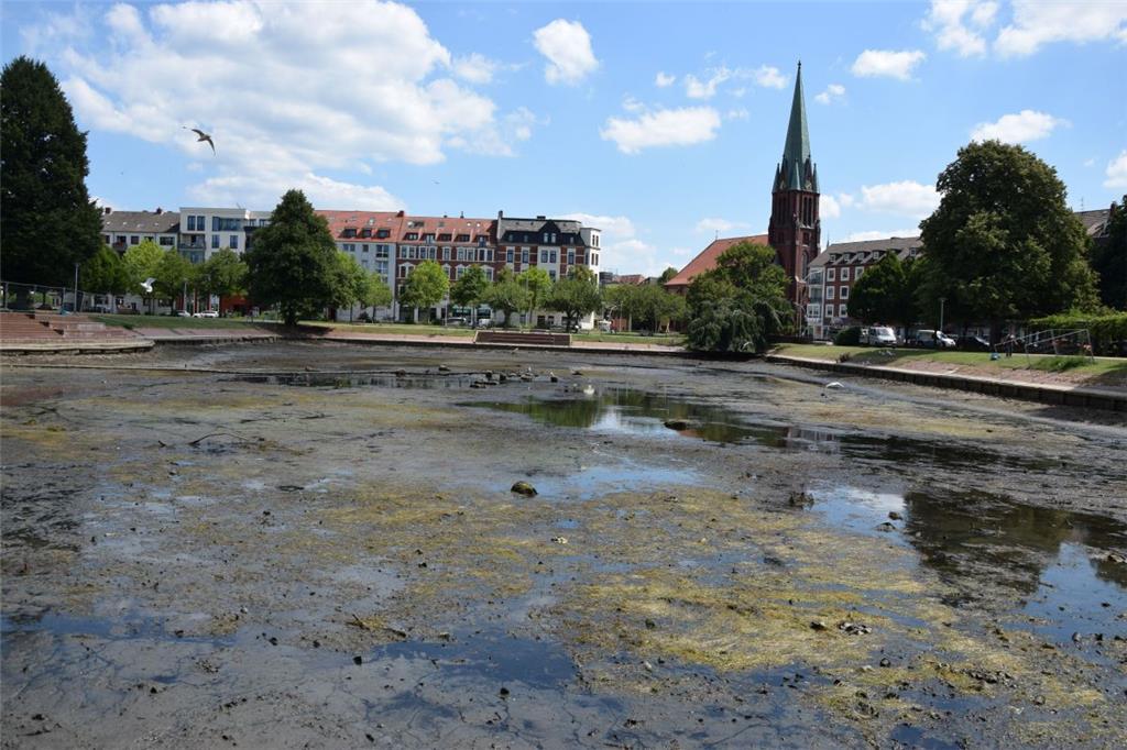 Die Wasserfläche ist inzwischen auf wenige Pfützen geschrumpft. Wer am Montag au...