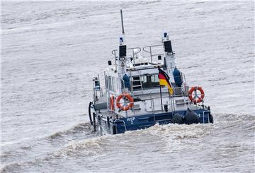 Die Wasserschutzpolizei hat die Ermittlungen zum Maschinenausfall übernommen.