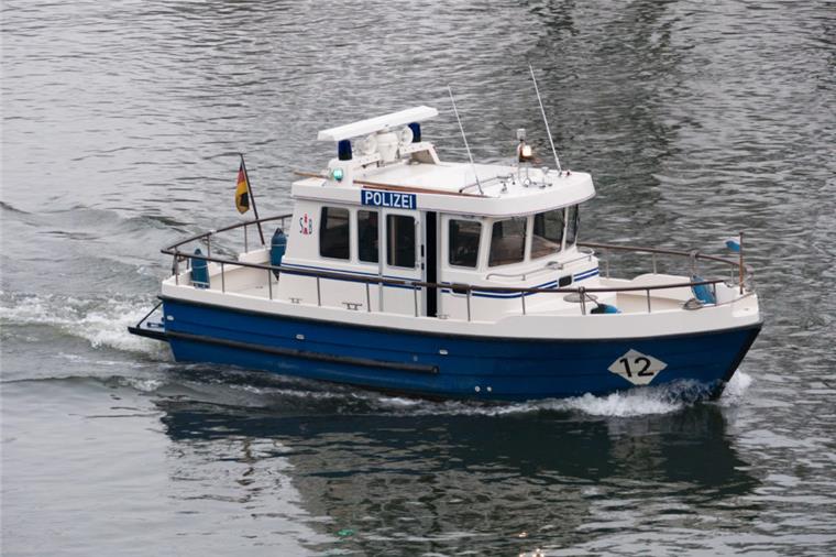 Schiff reißt von Pier in Brake los - Kollision Die Wasserschutzpolizei musste einen Frachter retten, der sich in Brake vom Pier losgerissen hatte.