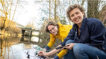Die Wassersonde soll Daten zum Zustand der Aue liefern.