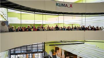 Viele Menschen sind im Klimahaus Bremerhaven zu sehen. Wattführer entdecken bei einem Besuch die Klimazonen im Klimahaus Bremerhaven.
