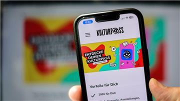 Die Website für den Kulturpass für deutsche Jugendliche ist auf einem Laptop geöffnet.