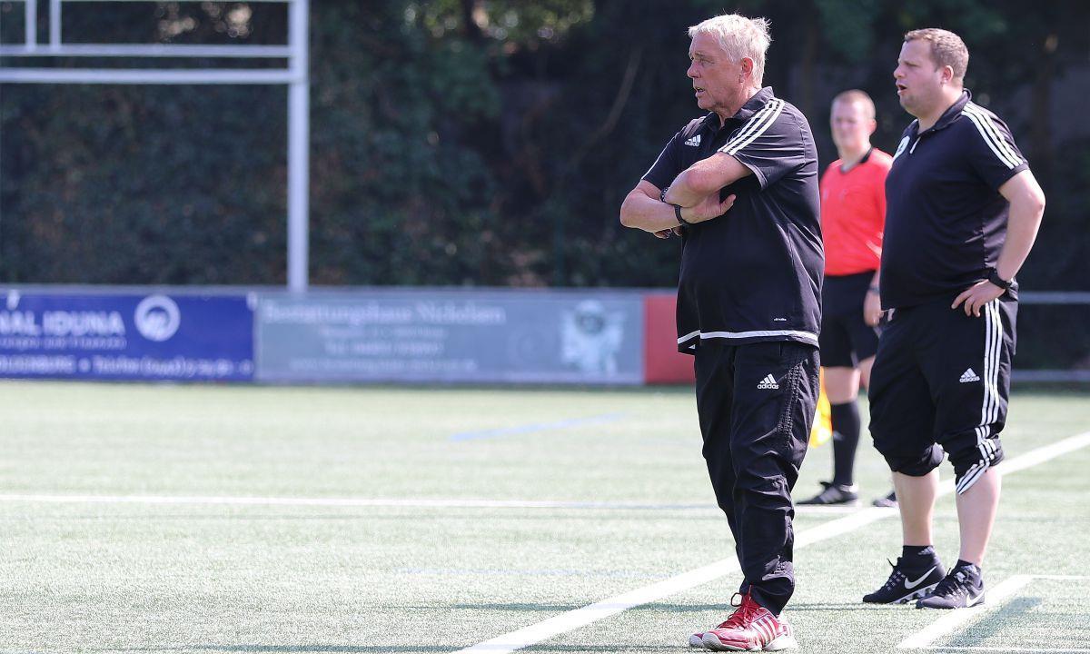 Trainer kommt seiner Entlassung beim SV Brake zuvor Die Wege von Gerold Steindor (links) und Jürgen Damsch haben sich beim Tabellenletzten der Fußball-Landesliga getrennt. Damsch ist nicht mehr Trainer beim SV Brake.