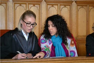 Die wegen schweren Pflegebetrugs im großen Stil angeklagte Gülsen Sariergin ist am Donnerstag vorläufig gegen strenge Auflagen trotz Fluchtgefahr auf freien Fuß gesetzt worden.