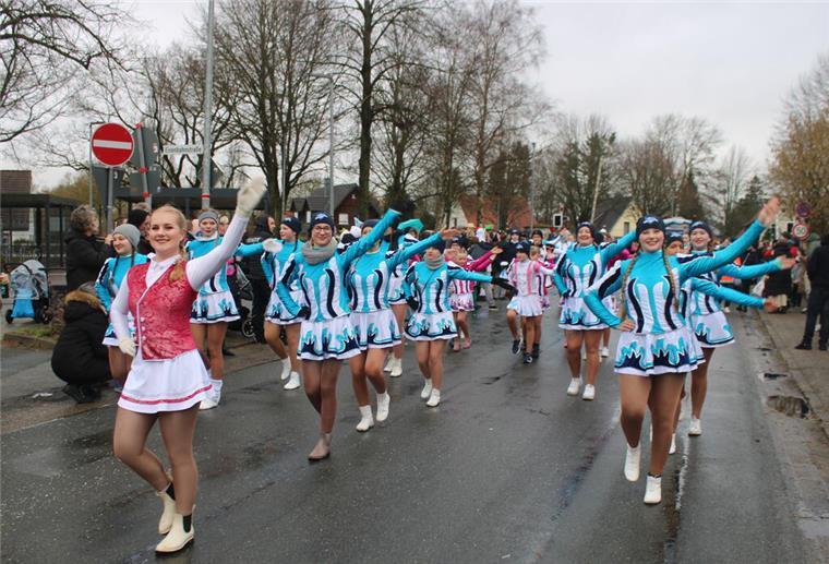 Die Wehdeler Tanzgarden nehmen traditionell unter Leitung von Daniela Dees in bunten Kostümen am Umzug teil.
