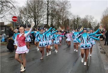 Die Wehdeler Tanzgarden nehmen traditionell unter Leitung von Daniela Dees in bunten Kostümen am Umzug teil.