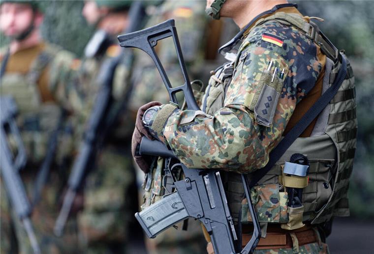 Beschluss ist gefasst: Bundesregierung will neuen Wehrdienst Soldaten stehen beim Antrittsbesuch von Verteidigungsminister Pistorius beim militärischen Organisationsbereich (OrgBer) Cyber- und Informationsraum (CIR) am Standort Rheinbach auf dem Gelände.