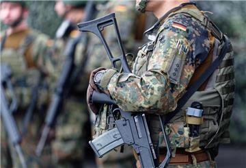 Soldaten stehen beim Antrittsbesuch von Verteidigungsminister Pistorius beim militärischen Organisationsbereich (OrgBer) Cyber- und Informationsraum (CIR) am Standort Rheinbach auf dem Gelände.