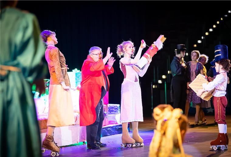Weihnachtsmärchen mit den Rollschuhläufern des ERC Bremerhaven für Schulkinder in der Stadthalle. 
