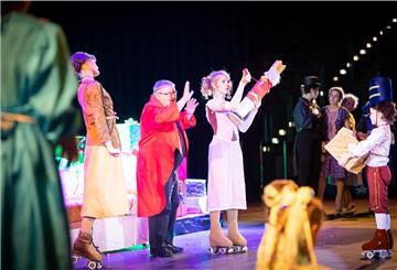 Weihnachtsmärchen mit den Rollschuhläufern des ERC Bremerhaven für Schulkinder in der Stadthalle. 