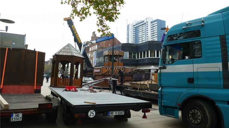 Erste Vorbereitungen für den Weihnachtsmarkt in Bremerhaven Die Weihnachtspyramide wird in der "Bürger" in Bremerhaven schon aufgestellt.