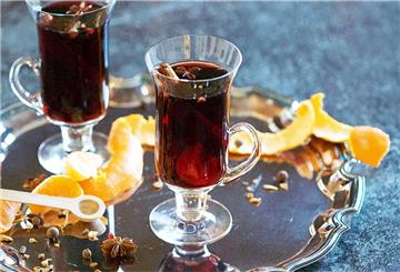 Zwei Gläser Glühwein auf einem Silbertablett.