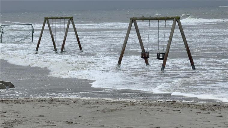 Die Wellen reichten auf Norderney teilweise bis an die Dünen, auch ein Spielplatz stand unter Wasser.