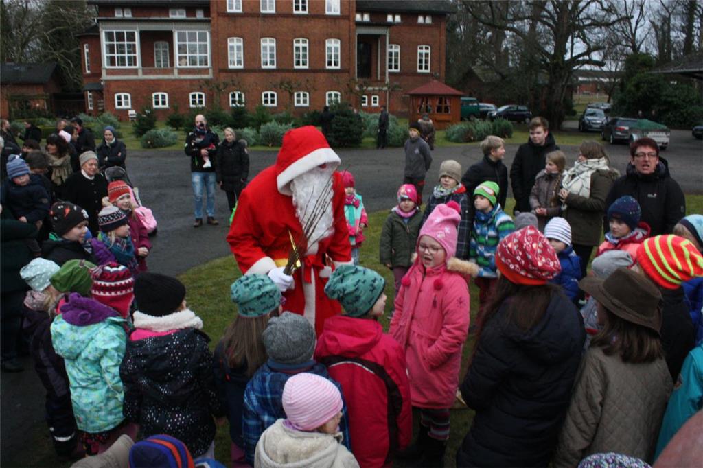 Die Wellener Kinder sangen zusammen mit dem Weihnachtsmann viele Adventslieder. 
