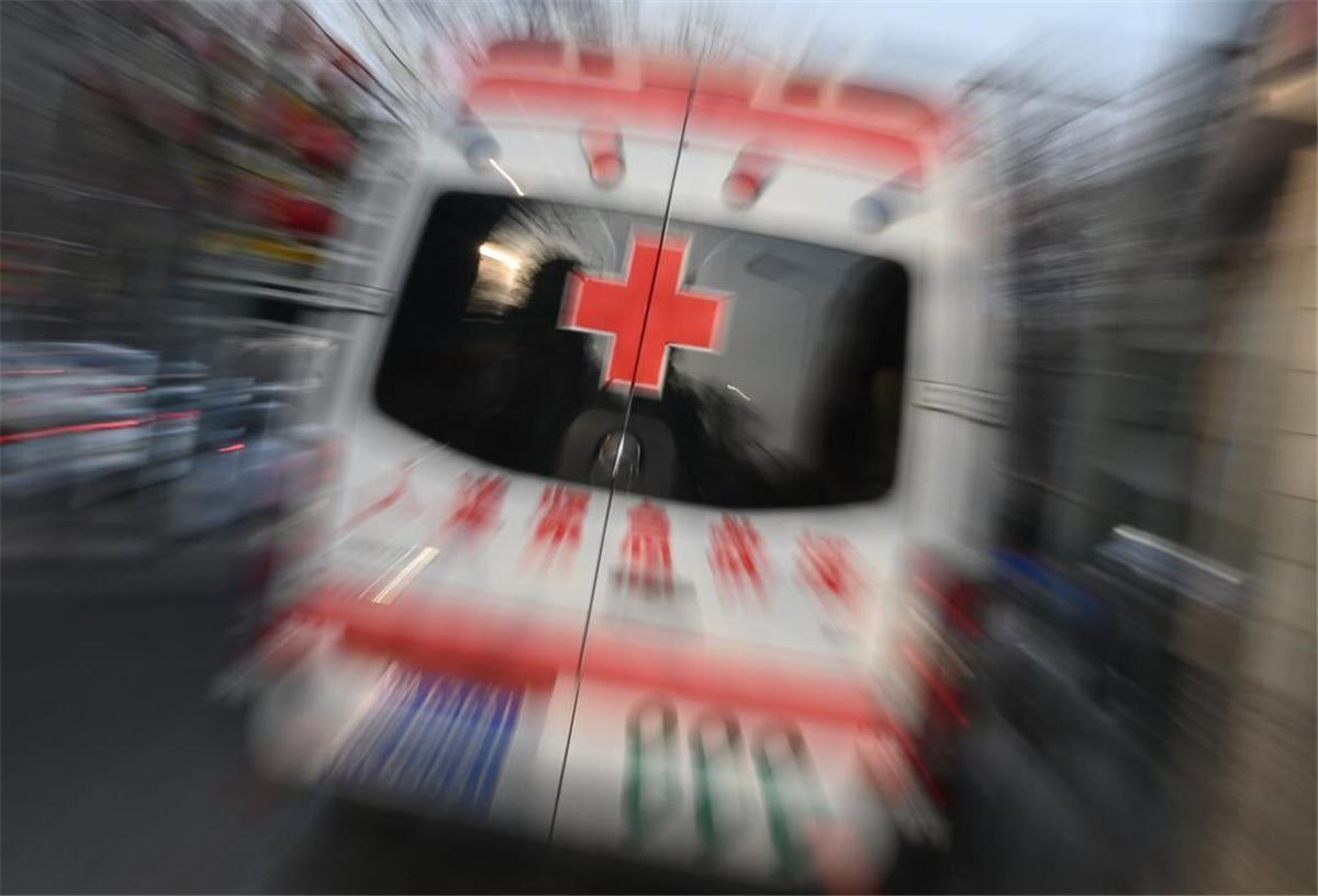 Neuer China-Virus HMPV weckt Ängste - zu Recht? Ein chinesischer Krankenwagen von hinten