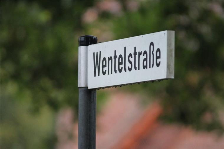 Die Wentelstraße in Kirchtimke ist eine schmale Asphaltstraße, die genutzt wird, um etwa nach Rhadereistedt zu fahren. Demnächst wird dort regerer Verkehr herrschen, als sonst. Bis zu 35 Lastwagen werden über diese Route Bodenmaterial für einen Lärmschutzwall der Schießanlage in Rhadereistedt anliefern.