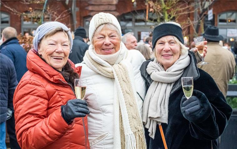 Prost Neujahr: Die Werbegemeinschaft Schaufenster Fischereihafen hatte am Sonntag zum Empfang mit Sekt und Berlinern eingeladen. Hella Helfers, Maui Krüger und Renate Berg (von links) genehmigten sich ein Gläschen Schaumwein.