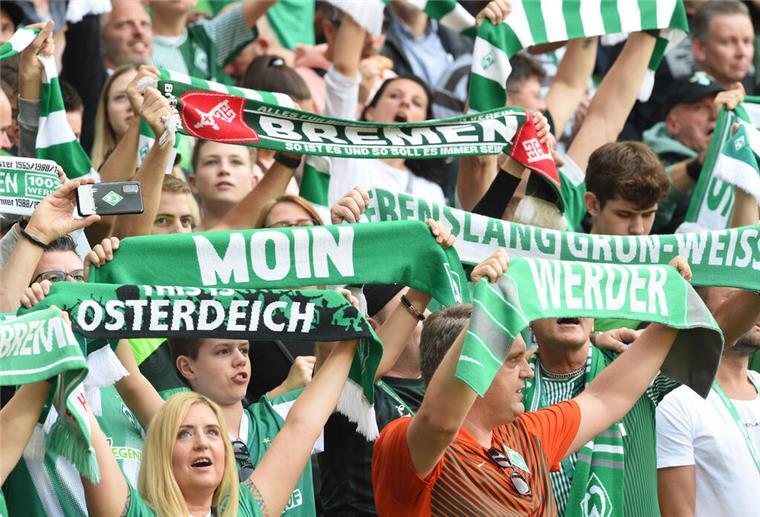 Die Werder-Fans hatten beim Sieg der Bremer Frauen gegen Aufsteiger Turbine Potsdam Grund zum Jubeln (Symbolbild).