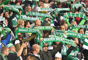 Fußball: 2. Bundesliga, Werder Bremen - Hamburger SV, 7. Spieltag, wohninvest Weserstadion. Die Fans singen die Werder Hymne.