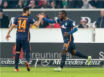 Die Werder-Profis Claudio Pizarro (links) und Torschjütze Anthony Ujah jubeln nach dem Tor zum 1:1. Foto Maurer/dpa 