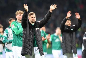 Die Werder-Profis jubeln ihren Fans zu.
