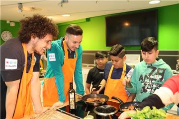 Die Werder-Profis Milos Veljkovic und Kevin Möhwald haben am Mittwoch mit Kindern im Klimahaus klimafreundliche Burger gekocht. 