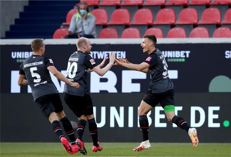 Werder macht in Heidenheim den Klassenerhalt klar Die Werder-Profis (von links) Ludwig Augustinsson, Davy Klaassen und Maximilian Eggestein freuen sich über den frühen Führungstreffer.
