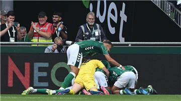 Die Werder-Spieler bejubeln das späte 3:3 gegen Leverkusen.