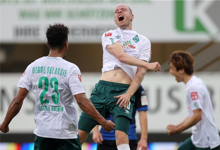 Die Werder-Spieler sind in guter Laune: Hier feiert Davy Klaassen (Mitte) sein Tor zum 3:0 gegen Paderborn.