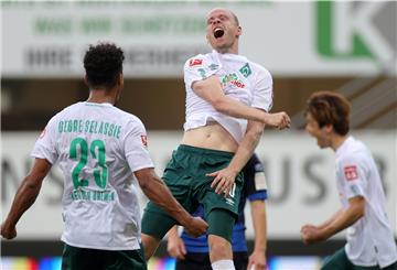 Die Werder-Spieler sind in guter Laune: Hier feiert Davy Klaassen (Mitte) sein Tor zum 3:0 gegen Paderborn.