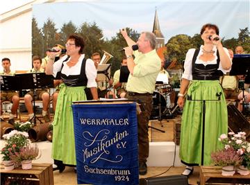 Die Werrataler Musikanten Sachsenbrunn aus dem oberfränkisch geprägten Teil Thüringens mit dem singenden Terzett Viola Fritz, Steffen Bottke und Birgit Bischoff riss die Freunde volkstümlicher Musik im Kirchtimker Festzelt ein ums andere Mal zu Beifallsstürmen hin.