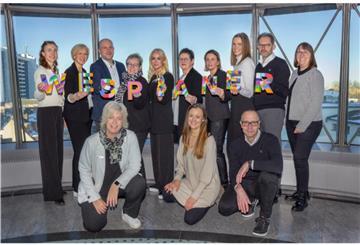 Gruppenfoto der Weser-Elbe Sparkasse mit dreizehn Personen.