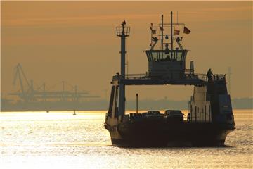 Die Weserfähre pendelt derzeit nur mit einem Schiff zwischen Bremerhaven und Blexen.