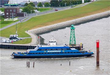 01.06.2023, Bremen, Bremerhaven: Die Weserfähre Bremerhaven·Nordenham fährt an der abgebauten Nordmole vorbei. Foto: Sina Schuldt/dpa +++ dpa-Bildfunk +++