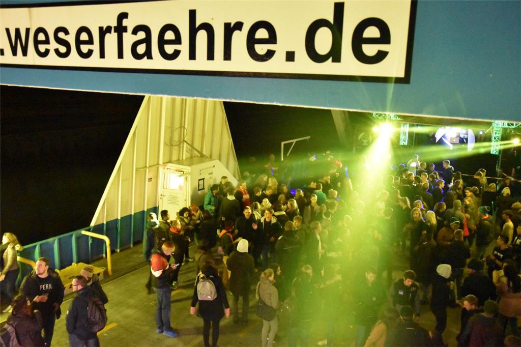 Die Weserfähre wurde zur schwimmenden Disco.