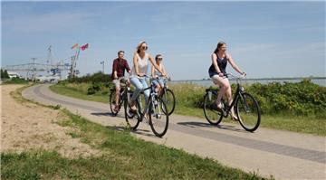 Die Wesermarsch bietet viele traumhaft schöne Wege für Radler.